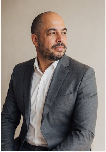 Manoel Massa, consultor financeiro CNPI, em postura contemplativa